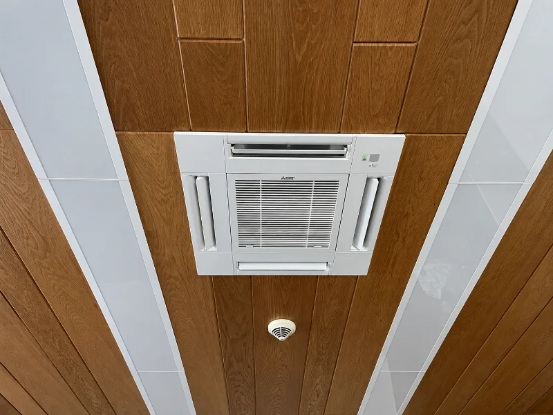Deckenkassetten-Klimagerät in einer modernen Holzdecke montiert
