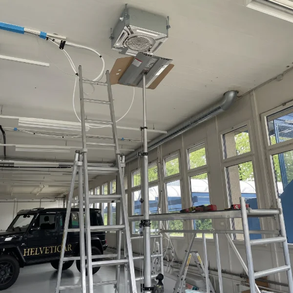 Montage eines Deckenkassetten-Klimagerätes in einer Halle