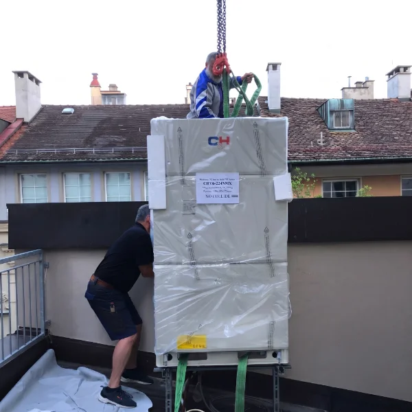 Klimaanlage wird per Kran auf einen Balkon in der Altstadt gehoben