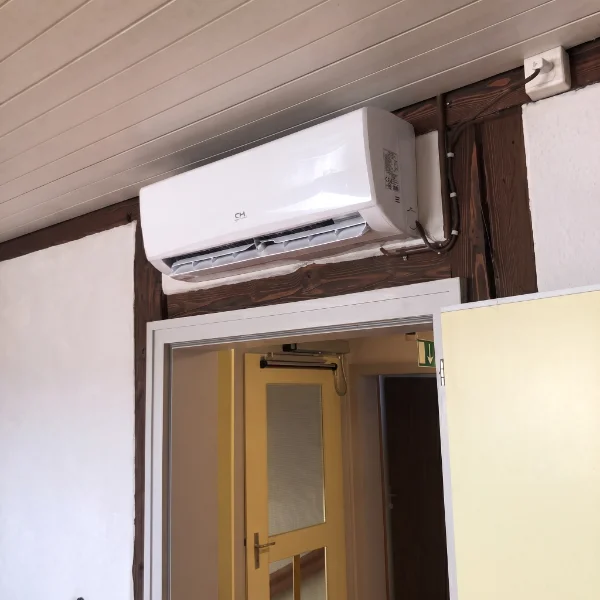 Aussen- oder Inneneinheit einer Klimaanlage in Betrieb