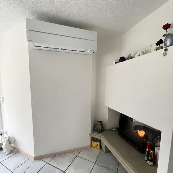 Innengerät einer Klimaanlage in einem Wohnzimmer