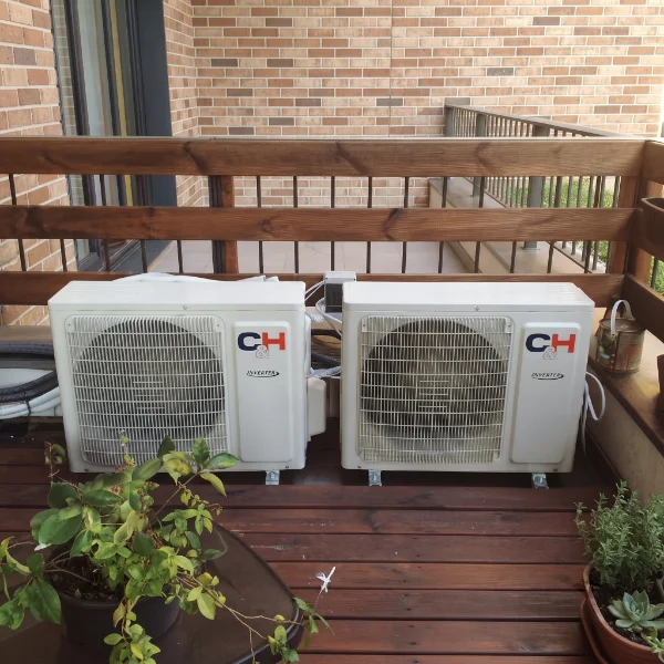 Zwei Aussengeräte einer Klimaanlage auf einem Balkon montiert