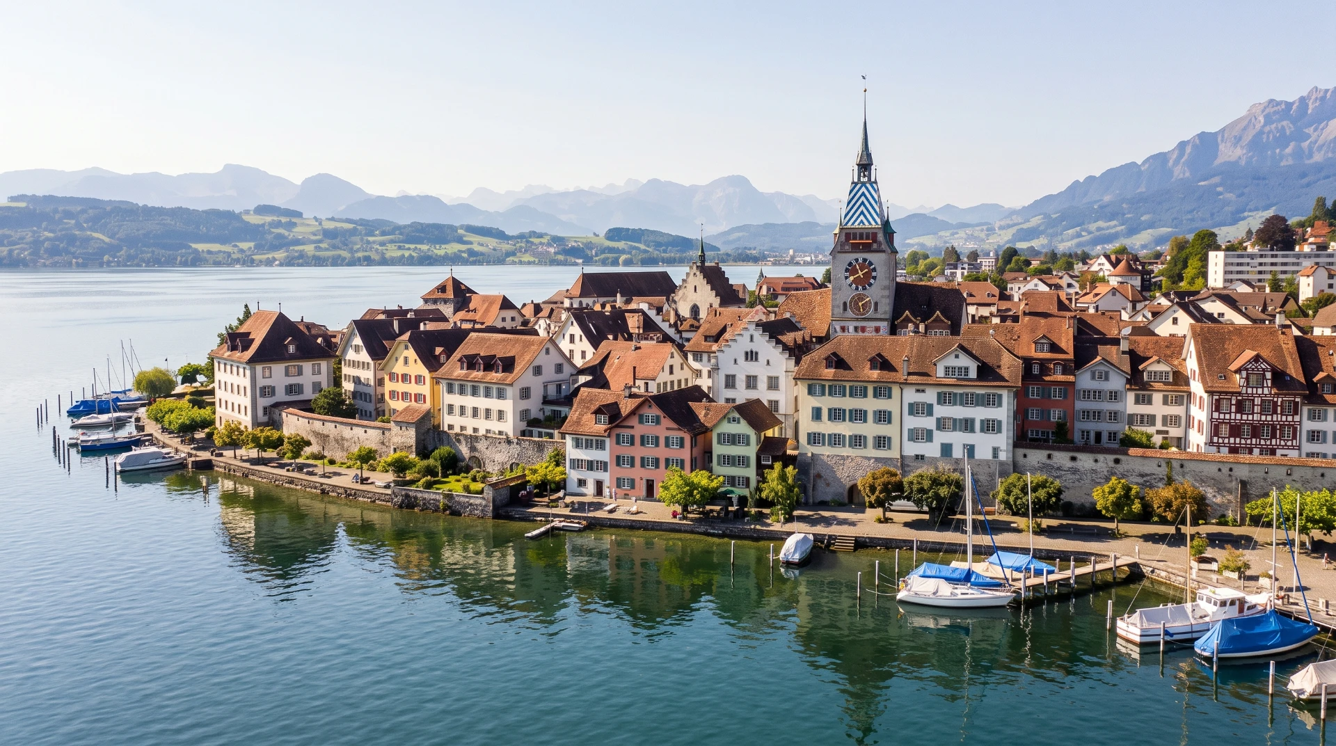 Wärmepumpe und Klimaanlage vor Einfamilienhaus am Zugersee, Kanton Zug